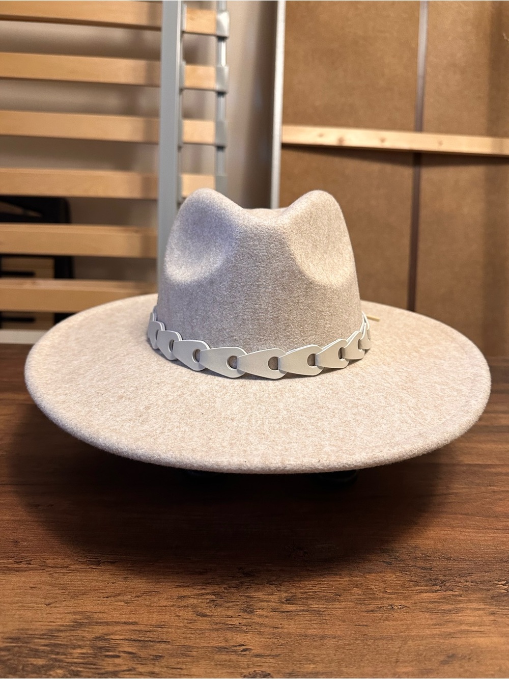 🆕 Women’s Ivory Wide Brim Fedora Style Rancher Faux Leather Band Ties In Back